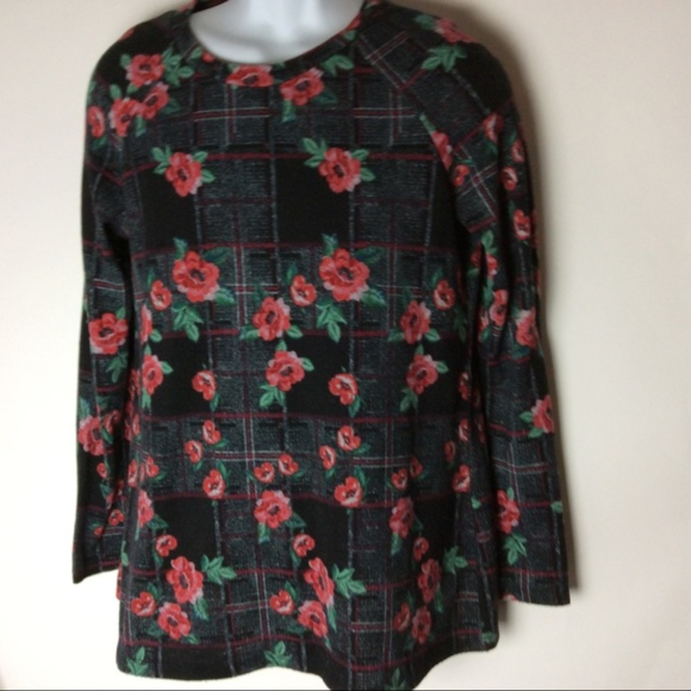 Tacera Top‎ Black w/Red Roses Women's Medium